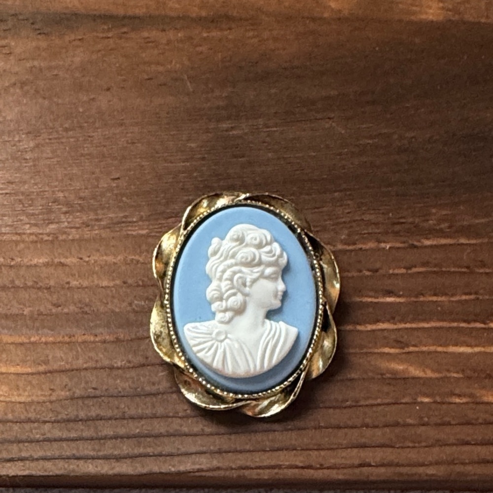 Vintage Gold and Blue Cameo Brooch - Picture 3 of 7